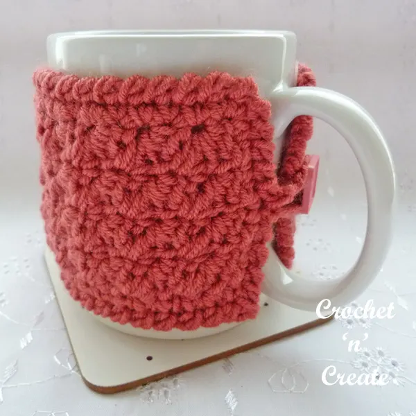 Simple textured mug cozy fastening