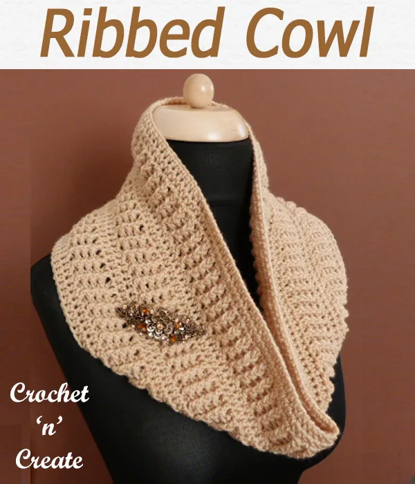 Free crochet pattern for ribbed cowl, worked in the round, it is quick to crochet and can be made in a few hours. CLICK and scroll down the page for the pattern. | #crochetcowl #crochetscarf #scarf #crochet #howto #crochetpattern #freecrochetpattern #easypattern #freepattern #forbeginners #diy #crafts #crochetaddict #followforcrochet