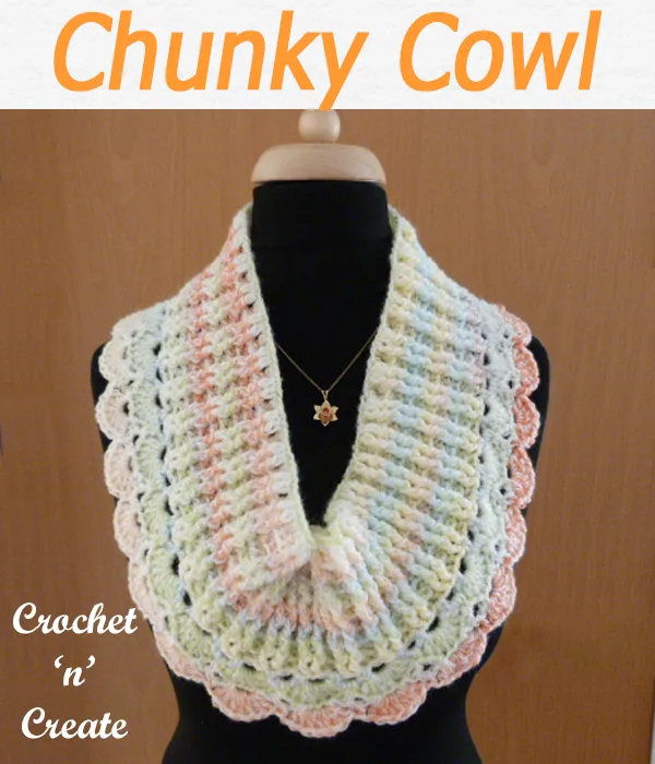 Free chunky cowl crochet pattern, I have used a variegated yarn but it would look good in one color too. CLICK and scroll down the page for the pattern. | #crochetcowl #crochetscarf #scarf #crochet #howto #crochetpattern #freecrochetpattern #easypattern #freepattern #forbeginners #diy #crafts #crochetaddict #followforcrochet