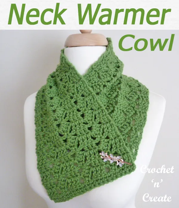 A cozy wintery cowl neck warmer pattern free crochet pattern, crochet for your own personal use or make and sell. CLICK and scroll down the page for the pattern. | #crochetcowl #crochetscarf #scarf #crochet #howto #crochetpattern #freecrochetpattern #easypattern #freepattern #forbeginners #diy #crafts #crochetaddict #followforcrochet